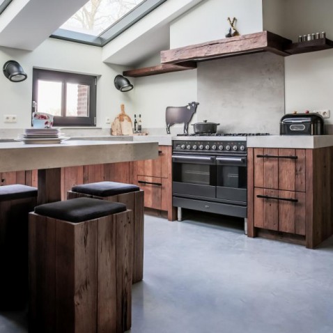 Foto : Stoere keuken van oud hout